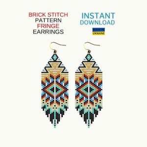 Pode incluir: Um par de brincos de contas com um padrão geométrico em tons de marrom, azul, branco e preto. Os brincos têm um detalhe de franja na parte inferior e são feitos com um padrão de ponto de tijolo. O texto "BRICK STITCH PATTERN FRINGE EARRINGS" e "INSTANT DOWNLOAD" é visível na imagem.