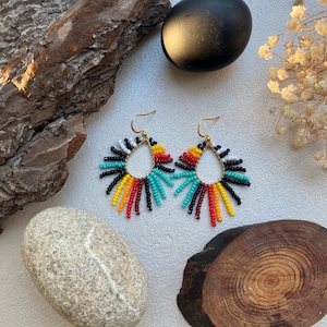 Bunte Fransen Samen Perlen Ohrringe, Regenbogen Hippie Boho Ohrringe für Frauen, Indigene Ohrringe Native inspiriert, coole einzigartige Ohrringe