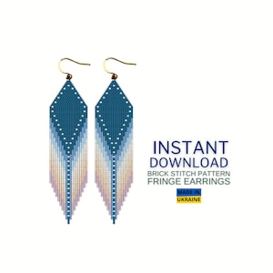 Op de afbeelding: Een paar lange, gefranst gedetailleerde oorbellen met een blauwe, witte en roze kleurverloop. De oorbellen zijn gemaakt met een baksteenpatroon en hebben gouden haken. De tekst "INSTANT DOWNLOAD BRICK STITCH PATTERN FRINGE EARRINGS MADE IN UKRAINE" wordt onder de oorbellen weergegeven.