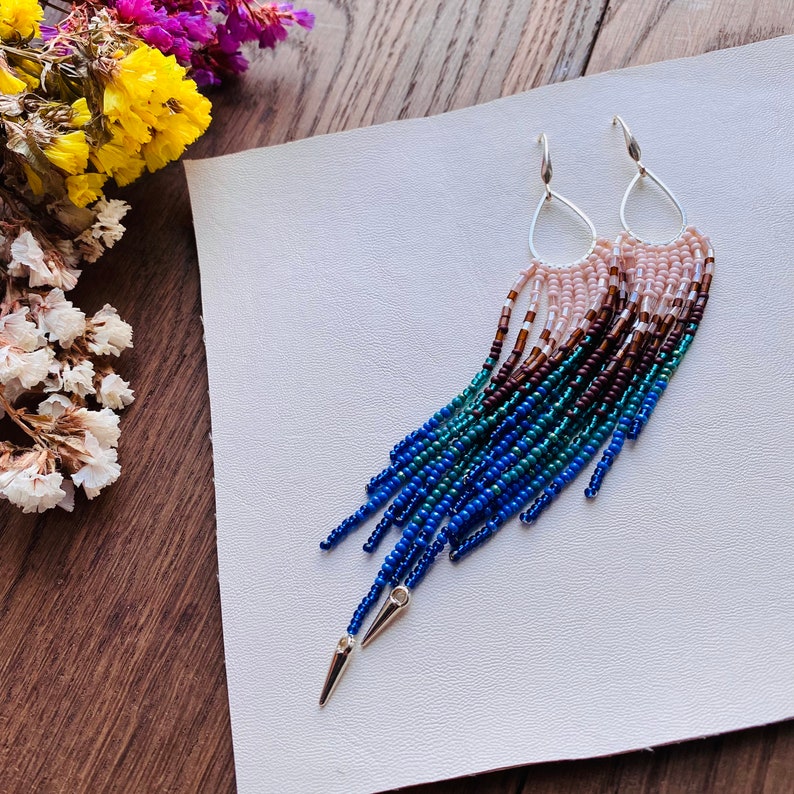 Boucles d'oreilles lustre à franges en perles de rocaille bleu-marron vert émeraude, très longues boucles d'oreilles pendantes plumes de paon, boucles d'oreilles indigènes terreux image 7