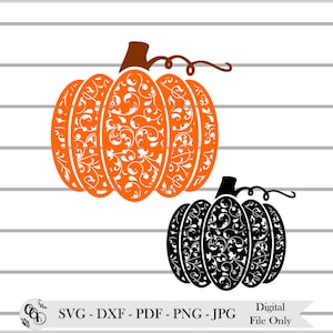 Peut inclure: Deux citrouilles avec un motif floral décoratif, complexe, en spirale. Les citrouilles sont orange et noires. Le motif est découpé dans les citrouilles, créant un effet de dentelle.