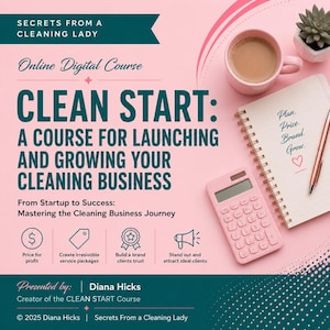 Op de afbeelding: Een digitale cursusadvertentie getiteld CLEAN START: A COURSE FOR LAUNCHING AND GROWING YOUR CLEANING BUSINESS door Diana Hicks. De roze afbeelding bevat een koffiemok, een spiraalnotitieblok met tekst, een roze rekenmachine en een vetplant.