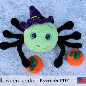 Puede incluir: Una araña de crochet verde con un sombrero de bruja morado y sosteniendo dos calabazas de crochet naranja. Patrón de araña de Halloween PDF.