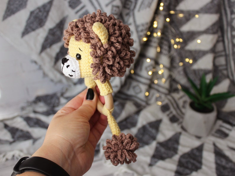 Hochet de bébé en coton au crochet, jouet hochet Lion, hochet lion en peluche, hochet amigurumi, hochet en bois cadeau bébé, image 2