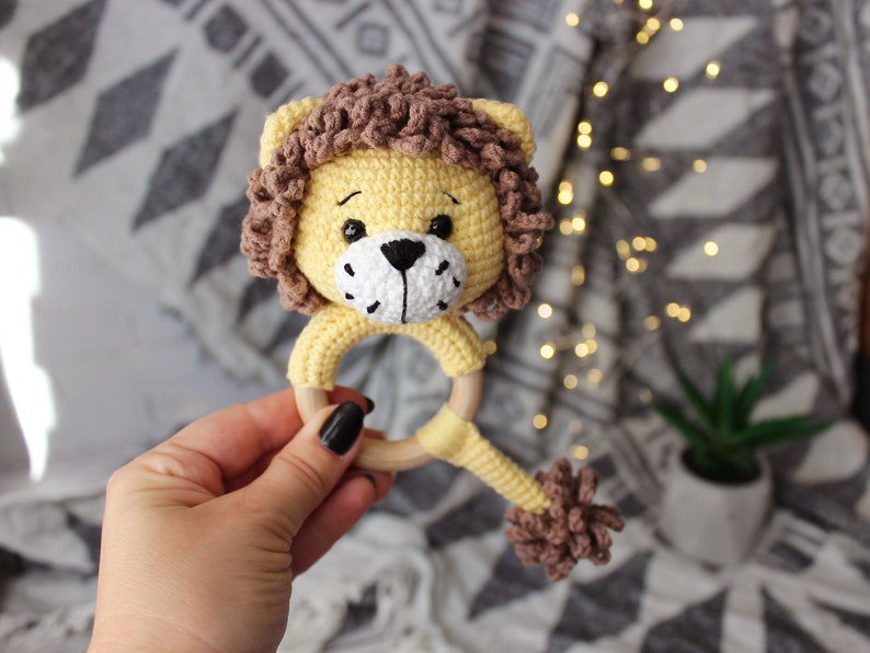 Hochet de bébé en coton au crochet, jouet hochet Lion, hochet lion en peluche, hochet amigurumi, hochet en bois cadeau bébé, image 5