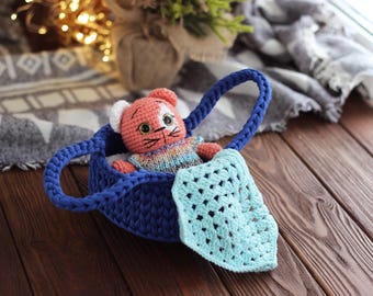 Kot w koszyku na szydełku – ręcznie robiony pluszowy kotek – uroczy prezent w kształcie kota amigurumi – miękka dekoracja dla miłośników kotów