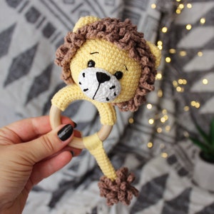 Hochet de bébé en coton au crochet, jouet hochet Lion, hochet lion en peluche, hochet amigurumi, hochet en bois cadeau bébé, image 3