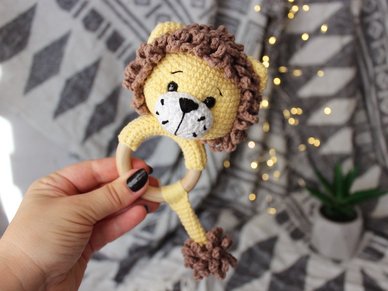 Hochet de bébé en coton au crochet, jouet hochet Lion, hochet lion en peluche, hochet amigurumi, hochet en bois cadeau bébé, image 3