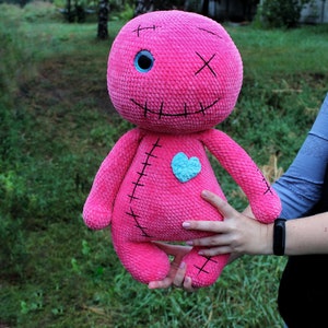 Handmade Crochet Plush Voodoo Doll – Cute Amigurumi Gothic Toy, Halloween Gift, Spooky Soft Stuffed Collectible, Creepy Cute Decor