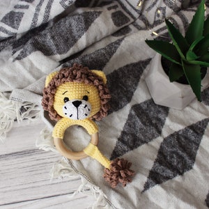 Hochet de bébé en coton au crochet, jouet hochet Lion, hochet lion en peluche, hochet amigurumi, hochet en bois cadeau bébé, image 8