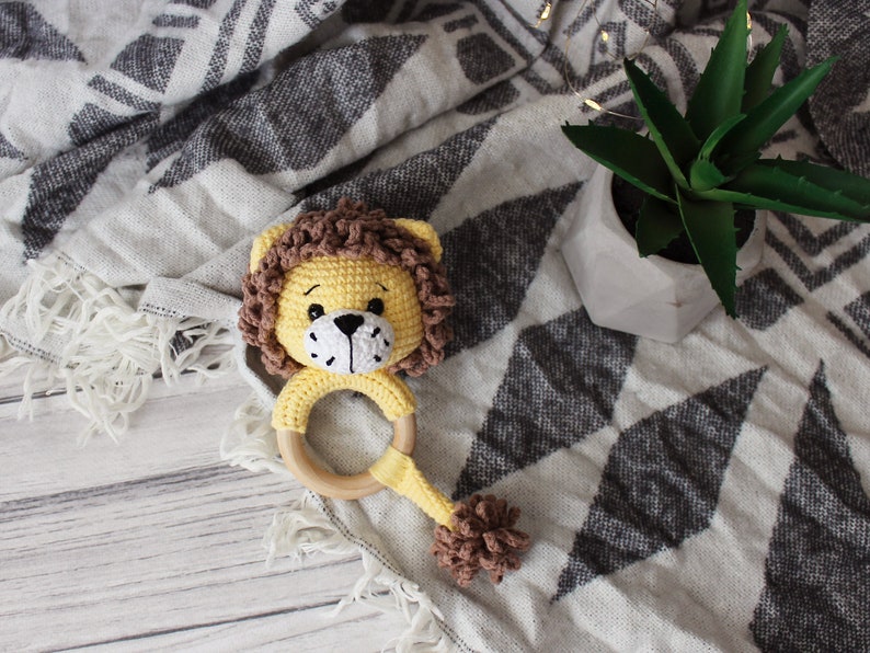 Hochet de bébé en coton au crochet, jouet hochet Lion, hochet lion en peluche, hochet amigurumi, hochet en bois cadeau bébé, image 8