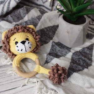 Hochet de bébé en coton au crochet, jouet hochet Lion, hochet lion en peluche, hochet amigurumi, hochet en bois cadeau bébé, image 9