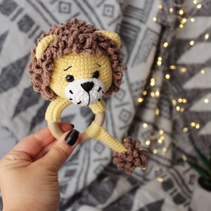 Hochet de bébé en coton au crochet, jouet hochet Lion, hochet lion en peluche, hochet amigurumi, hochet en bois cadeau bébé, image 7