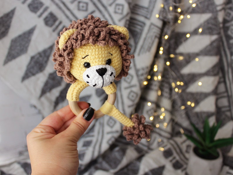 Hochet de bébé en coton au crochet, jouet hochet Lion, hochet lion en peluche, hochet amigurumi, hochet en bois cadeau bébé, image 7