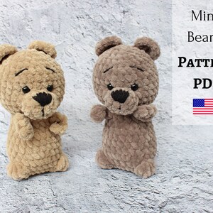 Puede incluir: Un patrón de crochet para hacer un osito de peluche. El patrón está disponible para descargar en PDF. La imagen muestra dos ositos de peluche de crochet, uno marrón y otro beige.