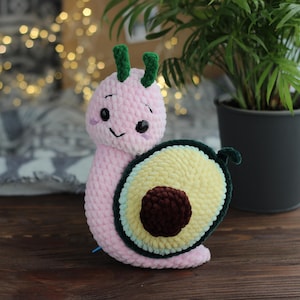 Peluche a forma di lumaca di avocado all'uncinetto - Peluche amigurumi fatto a mano, simpatica idea regalo kawaii