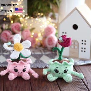 Puede incluir: Dos personajes de maceta de flores de crochet con caras sonrientes. Una maceta es rosa con una margarita blanca y una abeja, la otra es verde con un tulipán rojo y una abeja.  PDF CROCHET PATTERN.