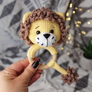 Hochet de bébé en coton au crochet, jouet hochet Lion, hochet lion en peluche, hochet amigurumi, hochet en bois cadeau bébé, image 1
