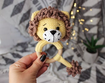 Hochet de bébé en coton au crochet, jouet hochet Lion, hochet lion en peluche, hochet amigurumi, hochet en bois cadeau bébé,