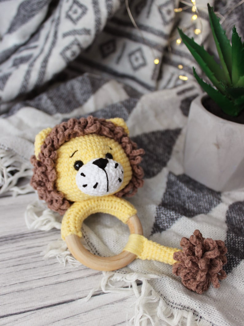 Hochet de bébé en coton au crochet, jouet hochet Lion, hochet lion en peluche, hochet amigurumi, hochet en bois cadeau bébé, image 10