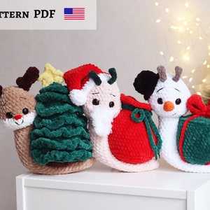 パターン。かぎ針編みのクリスマス カタツムリ パターン、あみぐるみ カタツムリ、DIY クリスマス ギフト、あみぐるみ クリスマス パターン、ぬいぐるみカタツムリ