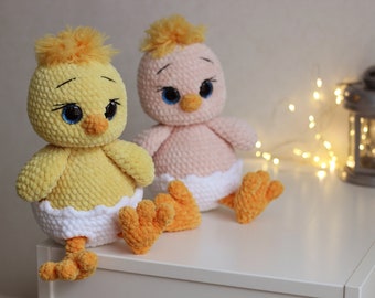 Lindo pollito de peluche de ganchillo hecho a mano con forma de cáscara de huevo. Regalo ideal para animales de granja.