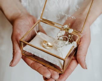 Coffret à bagues doré avec coussin beige | Coffret à bagues carré en verre | Cadeau de mariage personnalisé