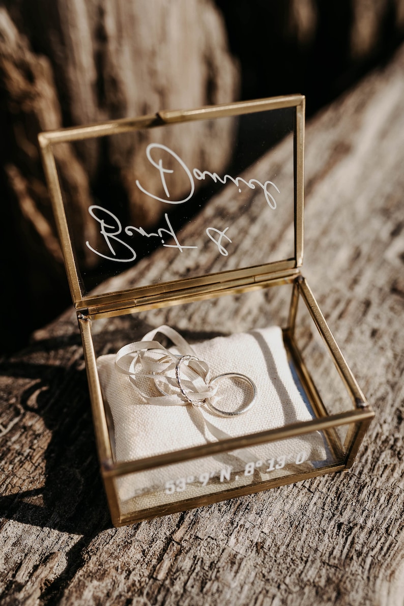 Boîte à bagues dorée avec oreiller beige Boîte à bagues en verre carrée personnalisé pour le cadeau de mariage image 4