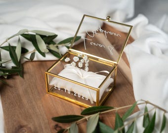 Caja de cristal dorado personalizada para anillos con cojín beige | Caja vintage para anillos de boda y compromiso