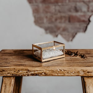 Boîte à bagues dorée avec oreiller beige Boîte à bagues en verre carrée personnalisé pour le cadeau de mariage image 2