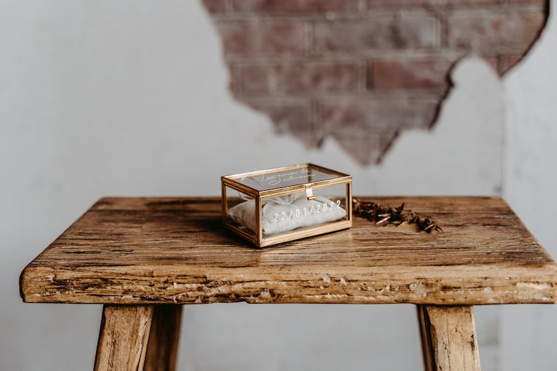 Boîte à bagues dorée avec oreiller beige Boîte à bagues en verre carrée personnalisé pour le cadeau de mariage image 2