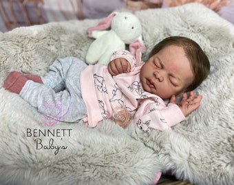 Op maat geverfde full-body siliconen baby Remi gesloten ogen open mond en tong in superzachte platina-siliconenmix