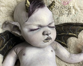 Individuell bemalter Ganzkörper Fantasy-Silikon-Baby Fluss mit Flügeln und geschlossenen Augen aus superweicher Platin-Silikonmischung