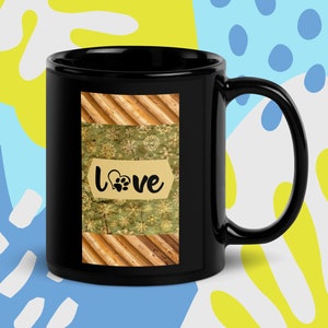 Tazza da caffè nera con amore per animali domestici con impronta di cuore e zampa, mamma cane, salvataggio, design retrò con fiocchi di neve su sfondo di carta marrone effetto cartone ondulato