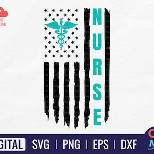 Può includere: Un design digitale che presenta una bandiera americana usurata con la parola "NURSE" scritta verticalmente sul lato destro. Un simbolo di caduceo medico si trova nell'angolo in alto a sinistra della bandiera.