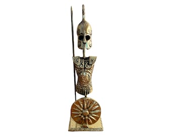 古代スパルタギリシャ戦士のブロンズ像（兜、盾、槍で武装）、古代