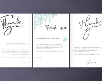 Könnte beinhalten: Drei weiße Karten mit schwarzer Kalligrafie, auf denen jeweils "Danke" steht. Die mittlere Karte hat ein grünes Blattdesign und den Text "An unsere geliebte Familie und Freunde". Der Text auf den Karten bedankt sich bei den Gästen für ihre Reise, um einen besonderen Anlass zu feiern. Die Karten sind mit "Jack & Jill" signiert.