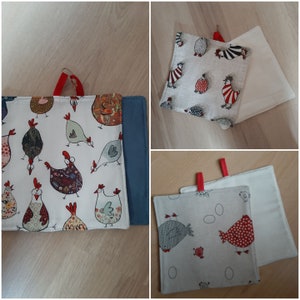 Könnte beinhalten: Set aus drei Topflappen mit Hühnermuster. Die Topflappen sind aus weißem Stoff mit rotem Besatz. Die Hühner sind in verschiedenen Farben und Mustern.
