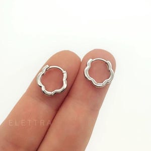 Mini aros de plata Huggie, pendientes ondulados de acero inoxidable