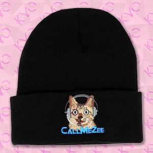 Peut inclure: Bonnet noir avec un chat portant un casque et le texte "CALLMEZEE" brodé sur le devant.