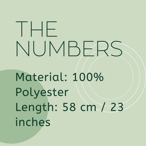 K&ouml;nnte beinhalten: Der Text The Numbers in Gr&uuml;n auf hellgr&uuml;nem Hintergrund mit wei&szlig;en Kreisen. Material: 100 % Polyester. L&auml;nge: 58 cm / 23 Zoll.