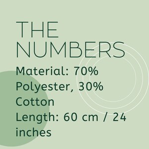 Op de afbeelding: The Numbers, een tekstafbeelding met een groene achtergrond en witte cirkels. De tekst luidt: Materiaal: 70% polyester, 30% katoen. Lengte: 60 cm / 24 inch.
