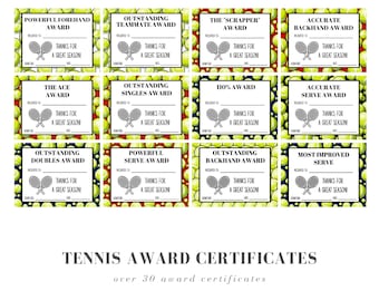 Op de afbeelding: Een set van 12 printbare tennis-prijscertificaten met een groen en rood tennisbalpatroon. De certificaten hebben een zwart-witte tennisracket-afbeelding en de tekst "Bedankt voor een geweldig seizoen!"