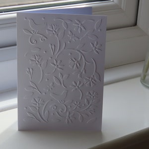 Handgefertigt, Gelegenheitskarte, jedes Alter, alles Gute zum Geburtstag, Danke, Herzlichen Glückwunsch, Vögel und Blumen, weiße Karte, geprägt, viel Glück, Frühling, Ostern