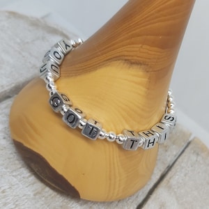 Pulsera de cuentas con inicial en forma de cubo de plata. Dije con forma de dado con letras. Apilable, regalo de Navidad, Día de la Madre, regalo minimalista apilable para ella