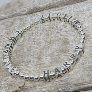 Pulsera de plata de ley con inicial y cuentas cúbicas. Dije de letra. Apilable y elástica, ideal para Navidad, Día de la Madre. Un regalo minimalista apilable.