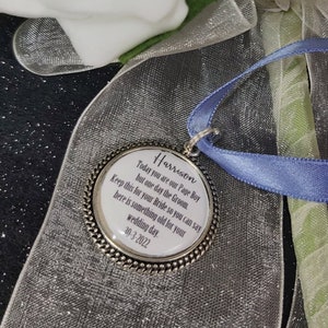 Dije de boda personalizado para paje: Algo antiguo, recuerdo de lazo azul