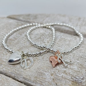 Pulsera personalizada con inicial en forma de corazón y cuentas de plata. Letras y dije en oro rosa o plata. Regalo para Navidad, Día de la Madre, boda o dama de honor.