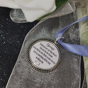 Amuleto personalizado para paje de boda: regalo de recuerdo para la novia.