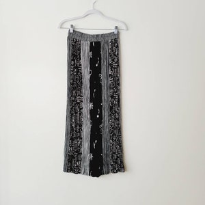 Op de afbeelding: Zwart-witte geprinte rok met een hoge taille en een rechte pijp.